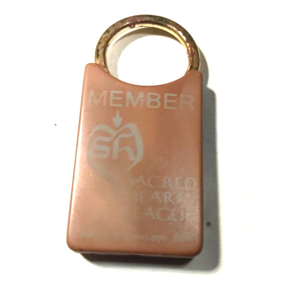 Vintage Sacred Heart League Walls Mississippi Member Plastic Keychain Rusted - Picture 4 of 6